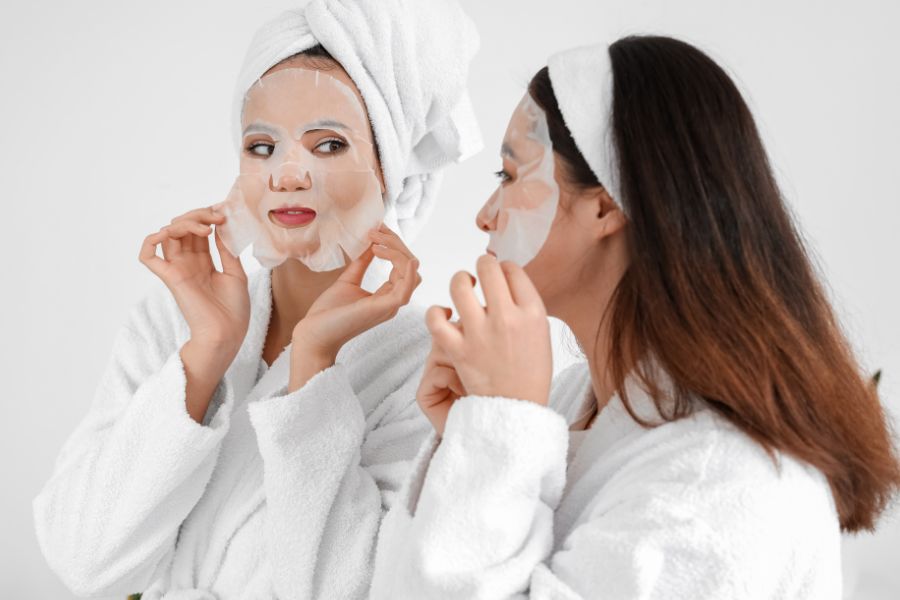 Sau khi đắp mặt nạ, cần để da “nghỉ” và “thở” trước khi dùng serum