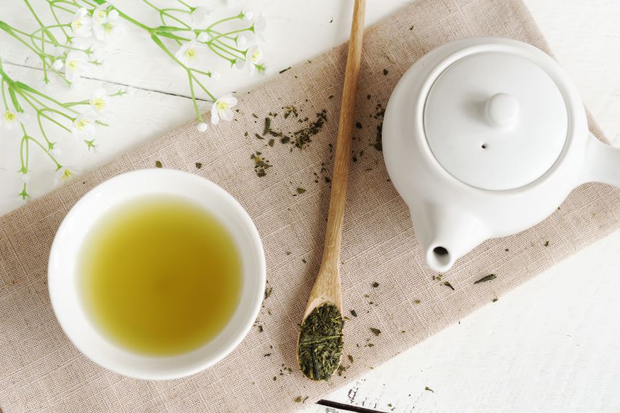 Trà xanh chứa polyphenol và catechin, đây là những chất chống oxy hóa mạnh mẽ Trà xanh chứa polyphenol và catechin, đây là những chất chống oxy hóa mạnh mẽ