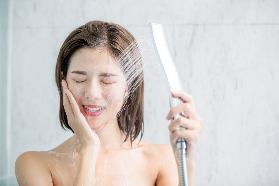 Sau khi tẩy lông khoảng 2h bạn có thể tắm nhẹ nhàng với vòi sen để làm sạch da