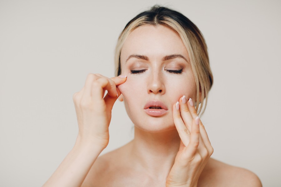 Thực hiện massage mặt đều đặn là cách làm mịn da mặt an toàn hiệu quả tại nhà