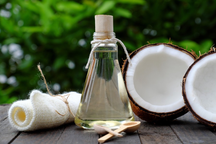 Sử dụng dầu dừa thường xuyên cũng là mẹo làm đẹp da cực kỳ hiệu quả