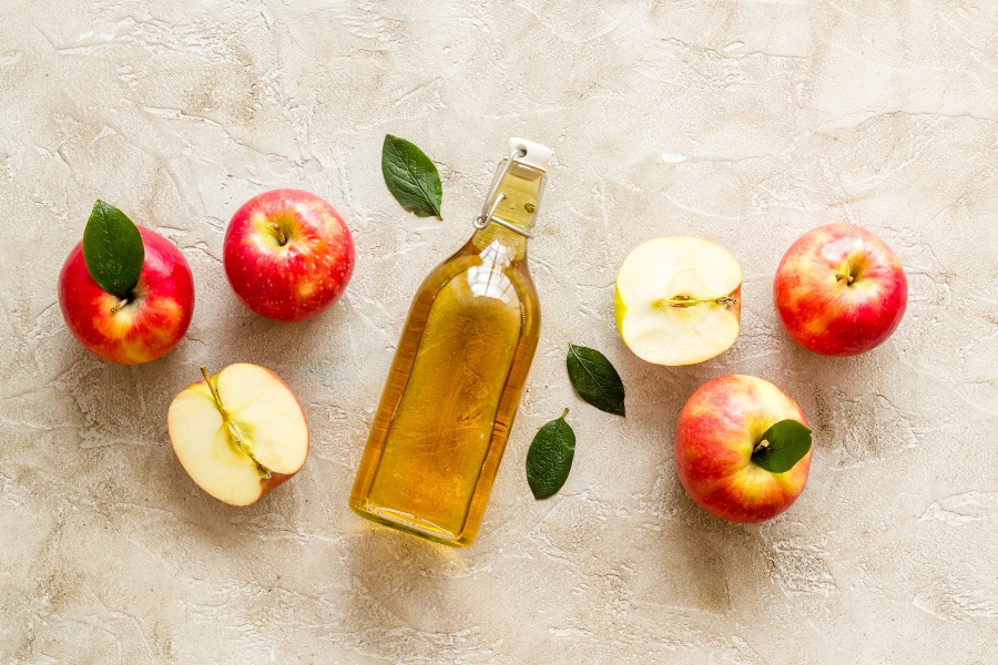 Cách làm nhạt màu môi xăm bằng giấm táo