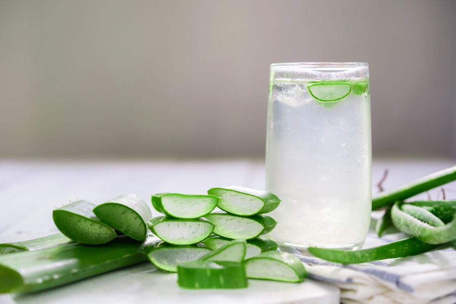 Cách làm nhạt màu môi xăm từ nha đam