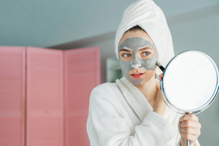 Đắp mặt nạ đất sét giúp se khít lỗ chân lông và kháng khuẩn rất tốt