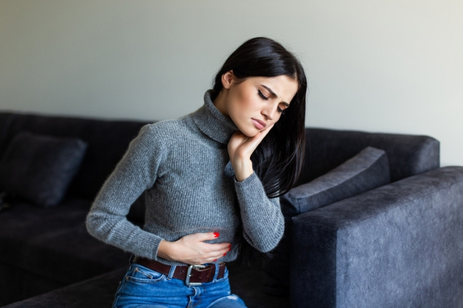 Da mặt bị ngứa châm chích như kim châm do suy giảm chức năng gan