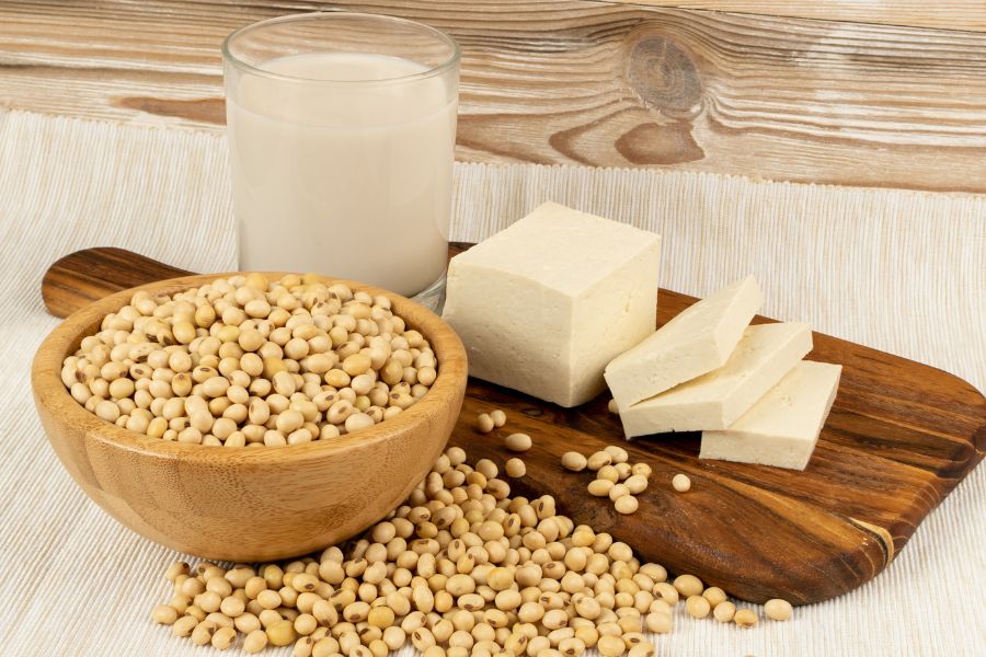 15 loại thực phẩm chống lão hóa da bạn nên bổ sung mỗi ngày 3 Trong đậu nành có chứa các hợp chất như phytoestrogen, axit béo omega-6 và omega-3, cùng với vitamin D và B