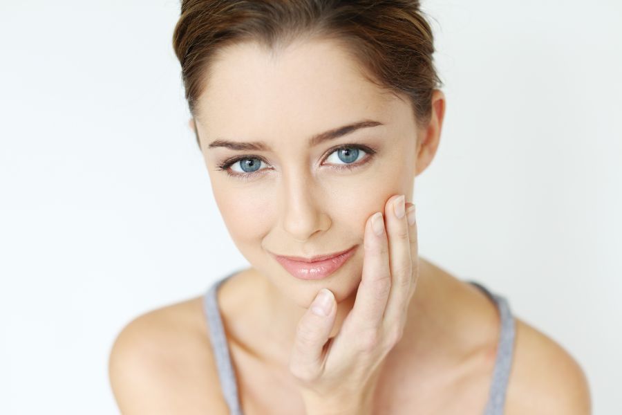 Cần phải làm sạch da, chăm sóc da phù hợp và thoa kem chống nắng mỗi ngày