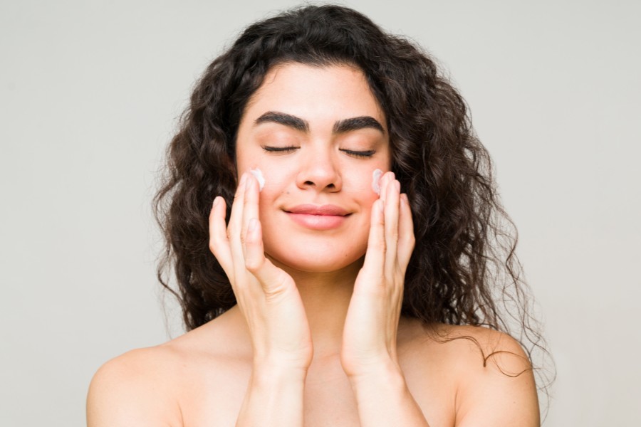 Luôn sử dụng kem chống nắng bảo vệ da đều đặn mỗi ngày Luôn sử dụng kem chống nắng bảo vệ da đều đặn mỗi ngày