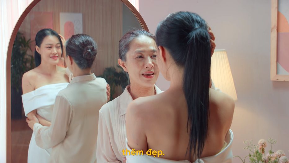 “Thật ra ta muốn xinh đẹp, để con thêm đẹp.” - Lời dặn dò đầy ý nghĩa của người mẹ trao gửi con gái trong lúc thử váy cưới.