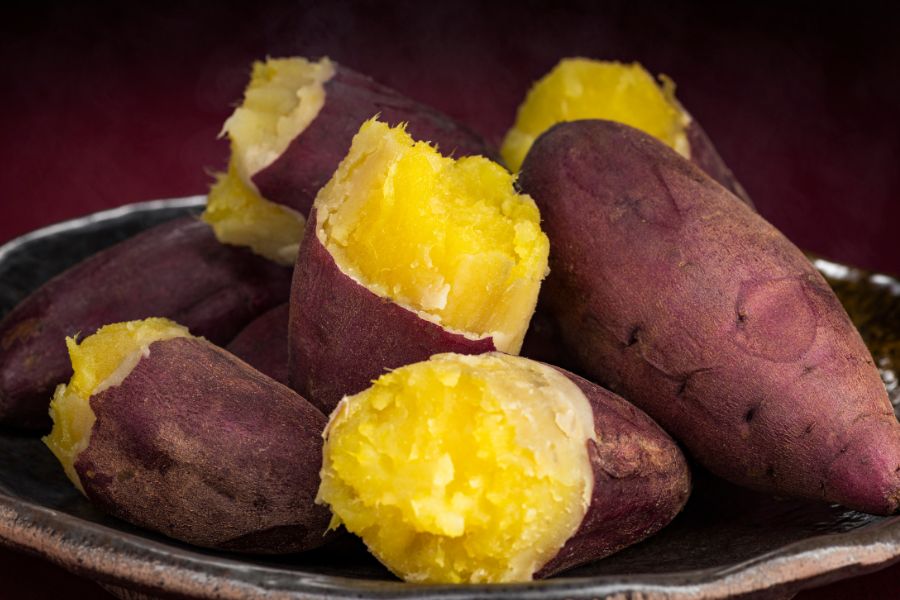 15 loại thực phẩm chống lão hóa da bạn nên bổ sung mỗi ngày 2 Khoai lang là thực phẩm chống lão hóa có chứa lượng lớn vitamin A, C, E