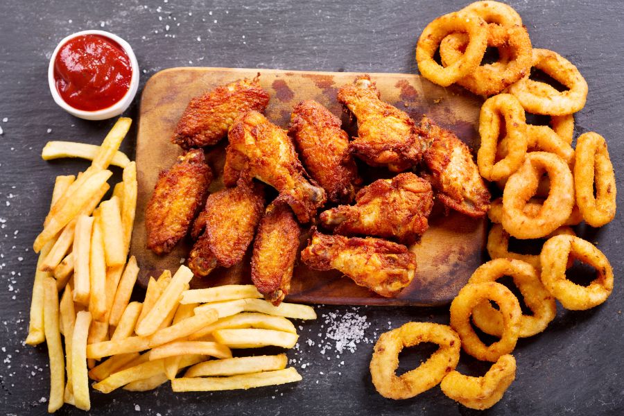 15 loại thực phẩm chống lão hóa da bạn nên bổ sung mỗi ngày 6 Bổ sung các loại thực phẩm chiên rán thường xuyên sẽ làm tăng tốc độ lão hóa của làn da