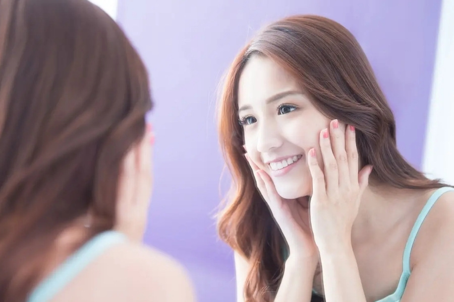 luôn thoa kem chống nắng và che chắn cho da khi ra ngoài