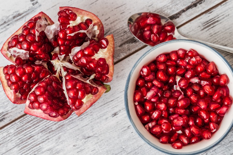 lựu giàu vitamin k trắng da, tốt cho tim mạch