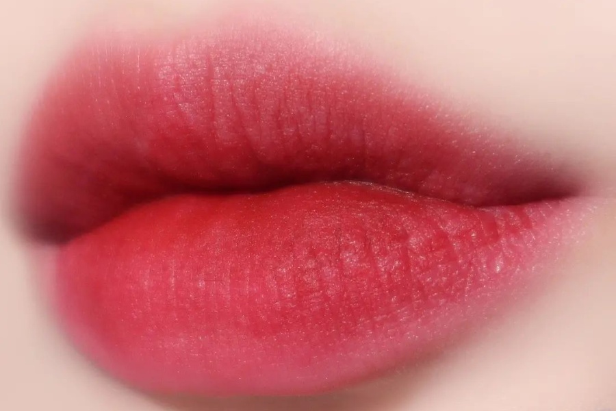 Phun môi màu đỏ mận có sự kết hợp hài hòa giữa màu đỏ đậm và hồng sẫm