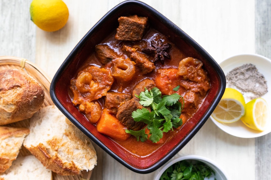 Món bò kho ngũ vị sẽ có màu sắc hấp dẫn và đẹp mắt, thịt bò trong món này sẽ có hương vị đậm đà, vừa mềm vừa dai