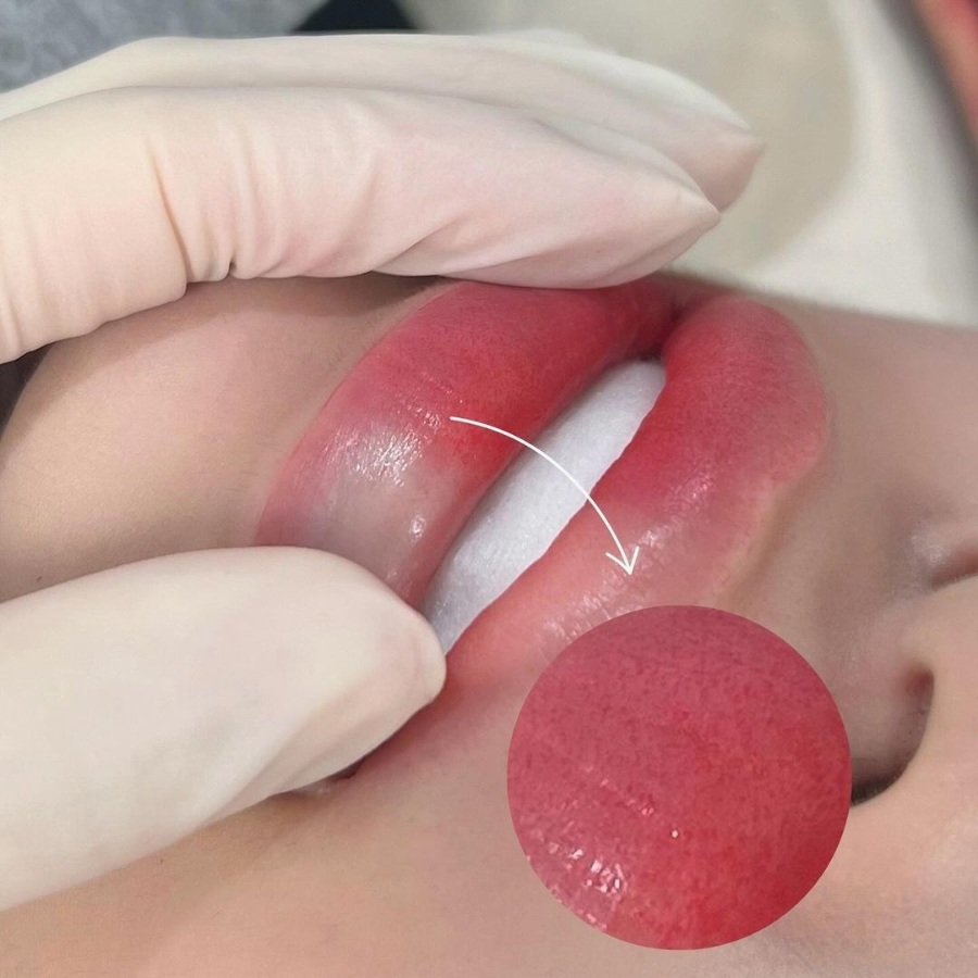 Mực hữu cơ chất lượng cao được phân tán đều trên môi