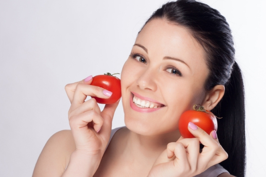 nên dưỡng trắng da bằng cà chua từ 8h hoặc 9h tối