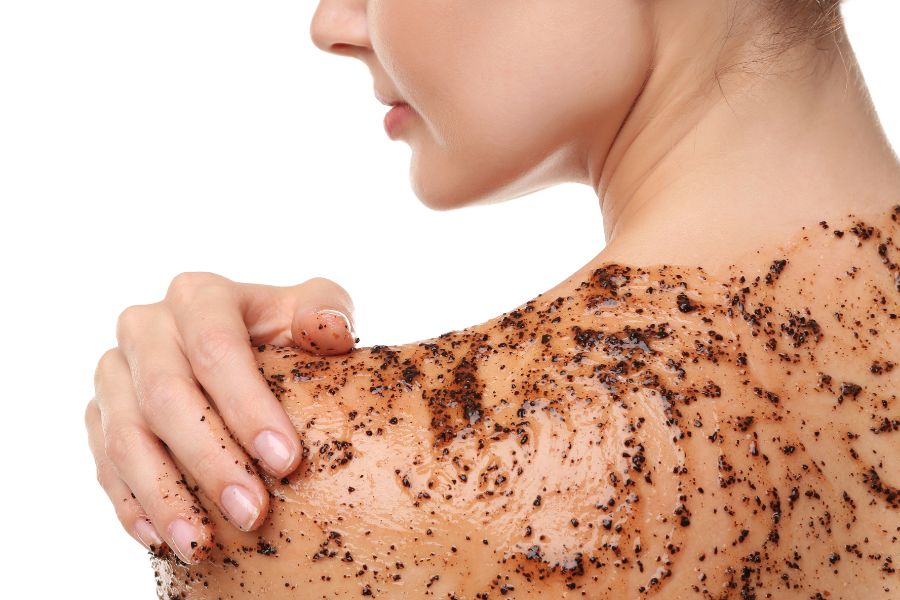 Tẩy tế bào chết giúp thúc đẩy quá trình tái tạo da mới, giúp làm mờ các vết rạn ở lưng