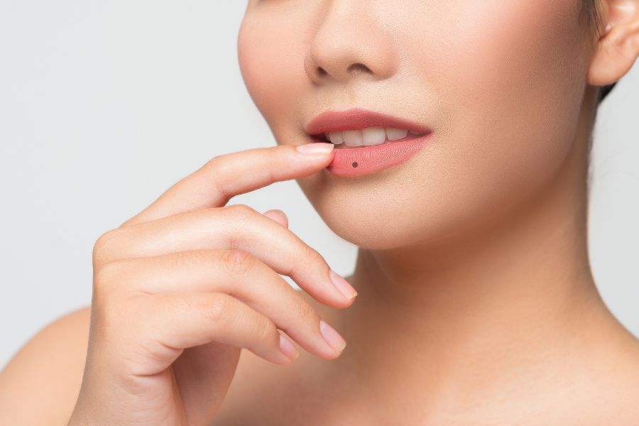 Giải mã 9 vị trí nốt ruồi duyên trên mặt thu hút mọi ánh nhìn 5 Nốt ruồi trong môi là dấu hiệu của hôn nhân thuận lợi, là biểu tương của sự giàu có