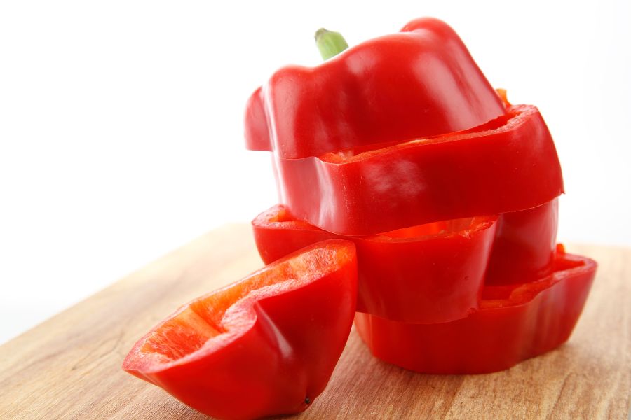 15 loại thực phẩm chống lão hóa da bạn nên bổ sung mỗi ngày 5 Ớt chuông đỏ là một loại thực phẩm chống lão hóa bởi nó có chứa chất chống oxy hóa