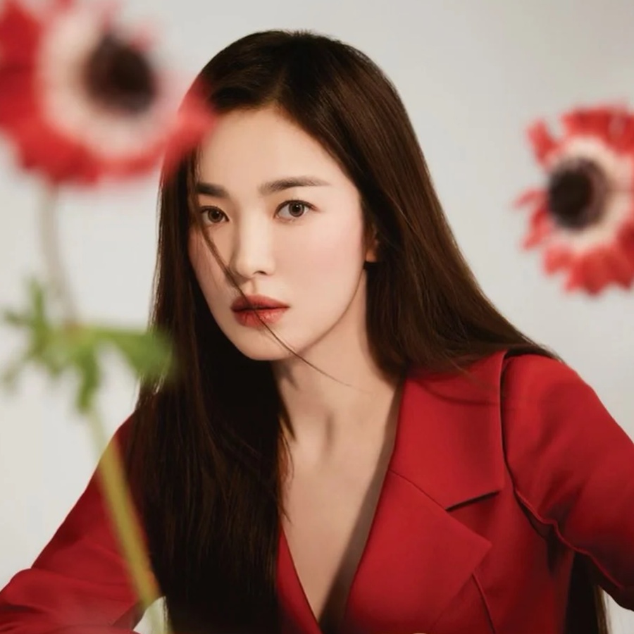 phun xăm môi màu đỏ mận phù hợp với những phong cách nào