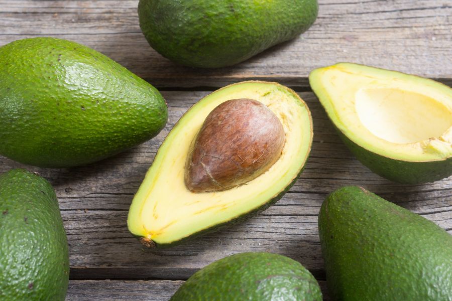 Quả bơ giàu axit béo có khả năng chống viêm, giúp làm cho da trở nên mềm mại hơn Quả bơ giàu axit béo có khả năng chống viêm, giúp làm cho da trở nên mềm mại hơn