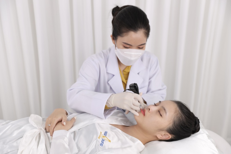 qua trinh phun moi collagen tai ngoc dung beauty center