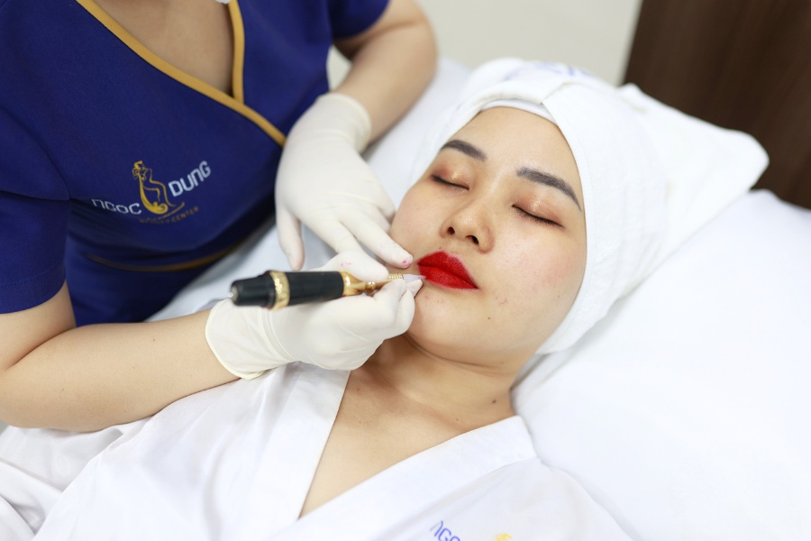 Quy trình phun môi màu đỏ mận bằng công nghệ Perfect Lips tại TMV Ngọc Dung