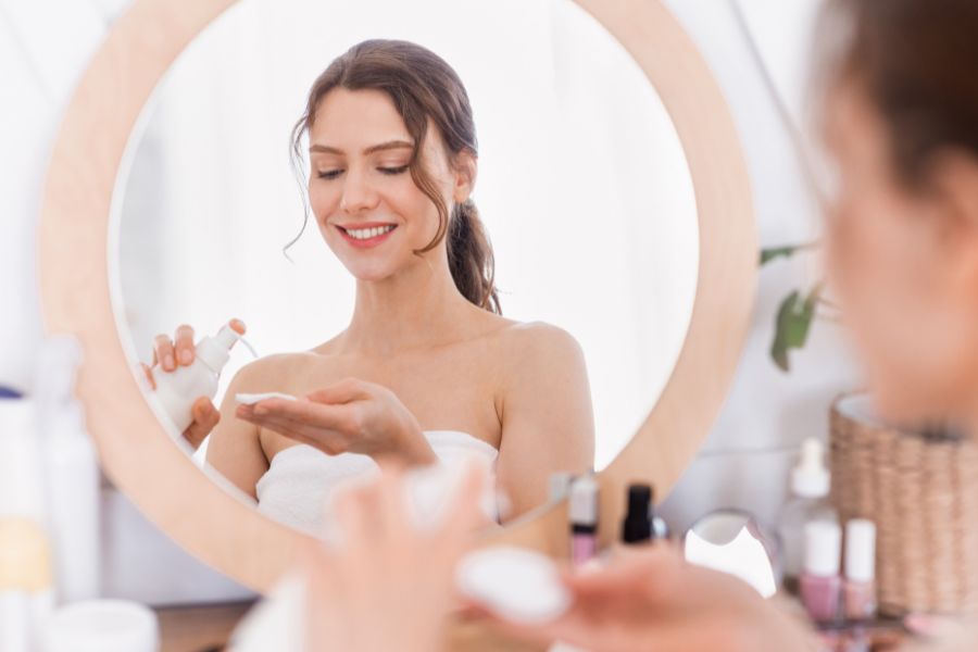 Thời gian các bước skincare cách nhau ở bước sử dụng toner và đắp mặt nạ là khoảng 15 phút