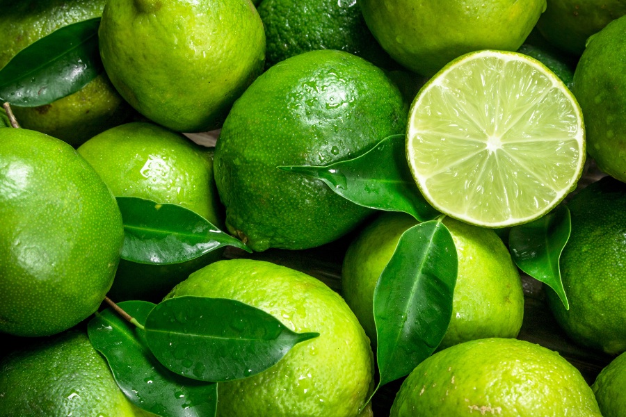 sử dụng chanh tươi làm mờ vết phun xăm môi