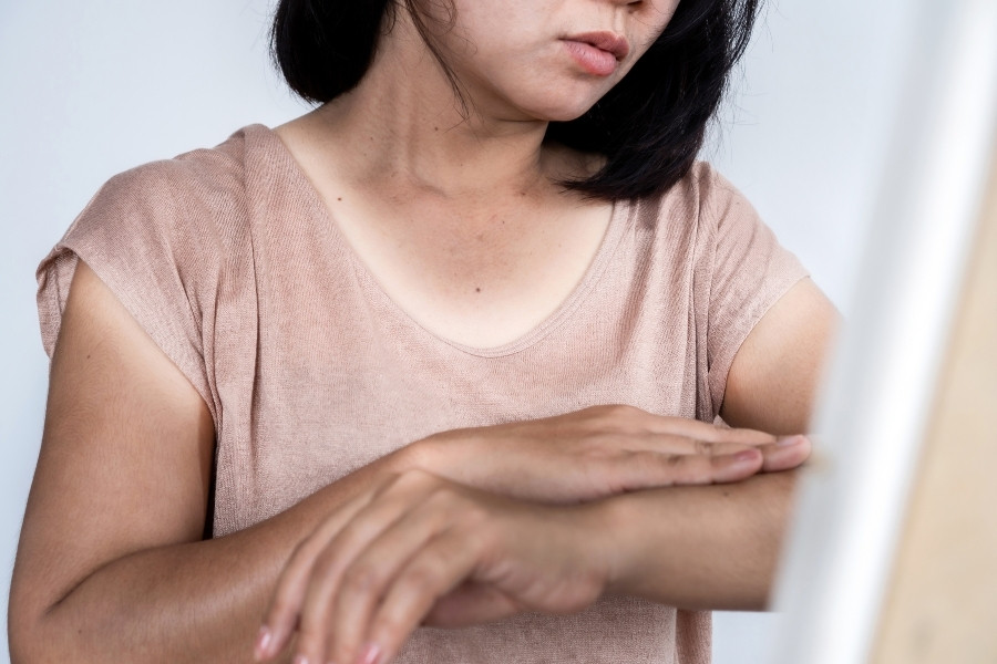 Sử dụng kem tẩy lông quá mức hoặc để kem trên da quá lâu có thể dẫn đến tình trạng bỏng hoặc nám da