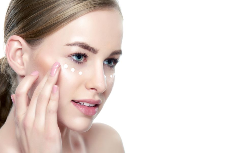 Sau khi thoa kem dưỡng mắt, 2 phút sau bạn có thể dưỡng ẩm cho toàn khuôn mặt