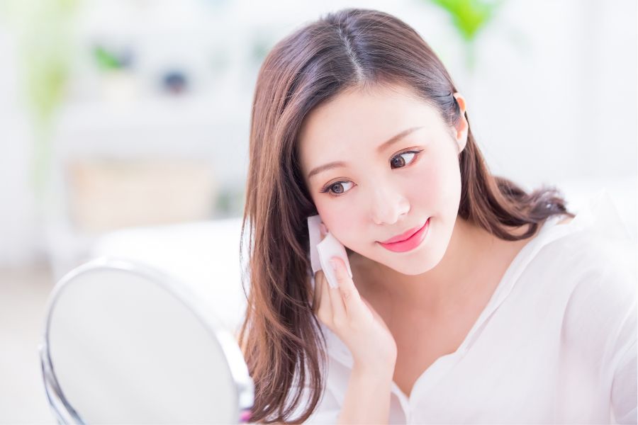 Nên chờ trong khoảng 3 phút sau khi tẩy trang mới tiến hành rửa mặt