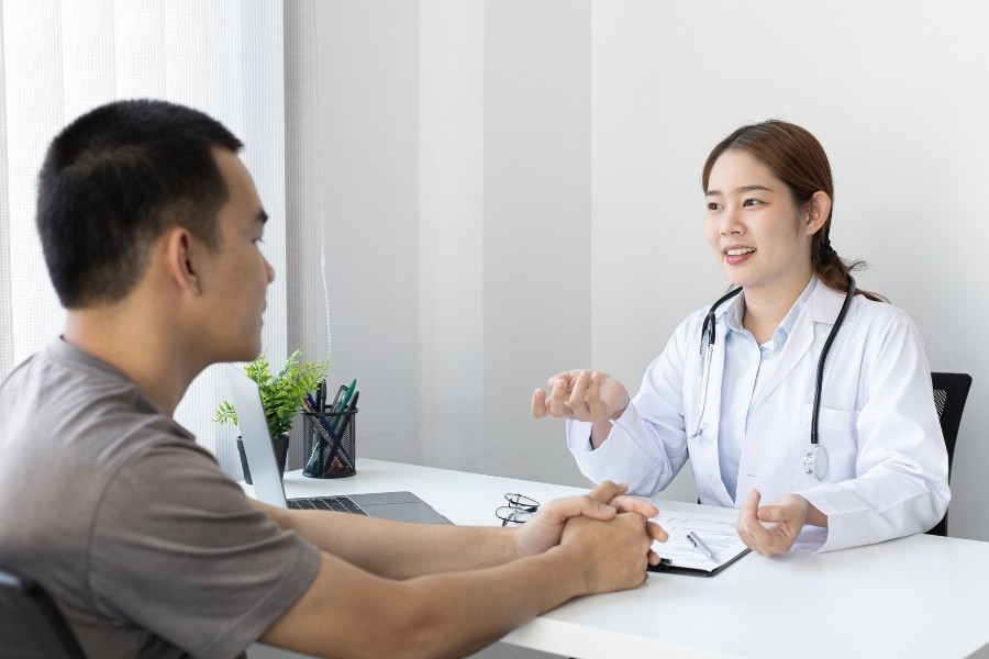 Trước khi tiến hành chích sẹo lồi bác sĩ sẽ thăm khám và tư vấn liệu trình phù hợp