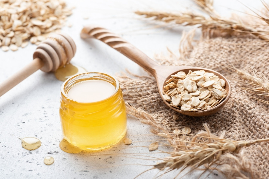 Mật ong và bột yến mạch giúp tẩy tế bào chết nhẹ nhàng, hiệu quả.