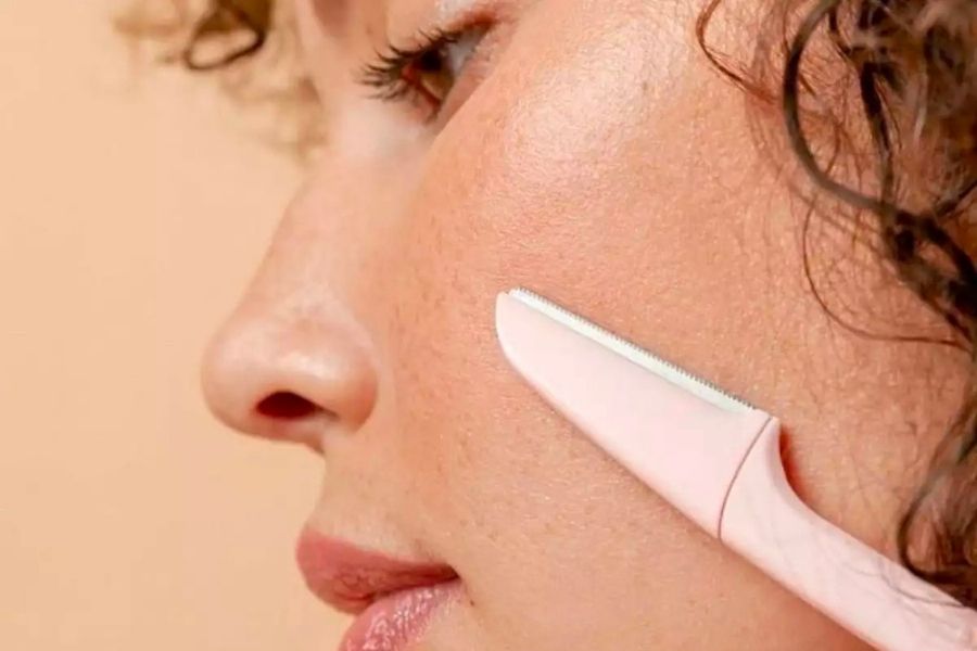 Cạo lông mặt và cạo râu được xem là những nguyên nhân chính kích hoạt tình trạng viêm nang lông