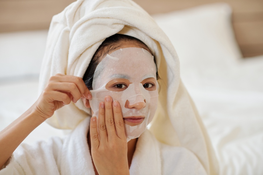 Đắp mặt nạ dưỡng ẩm để ngăn ngừa kinh nguyệt không đều gây nổi mụn Đắp mặt nạ dưỡng ẩm để ngăn ngừa kinh nguyệt không đều gây nổi mụn