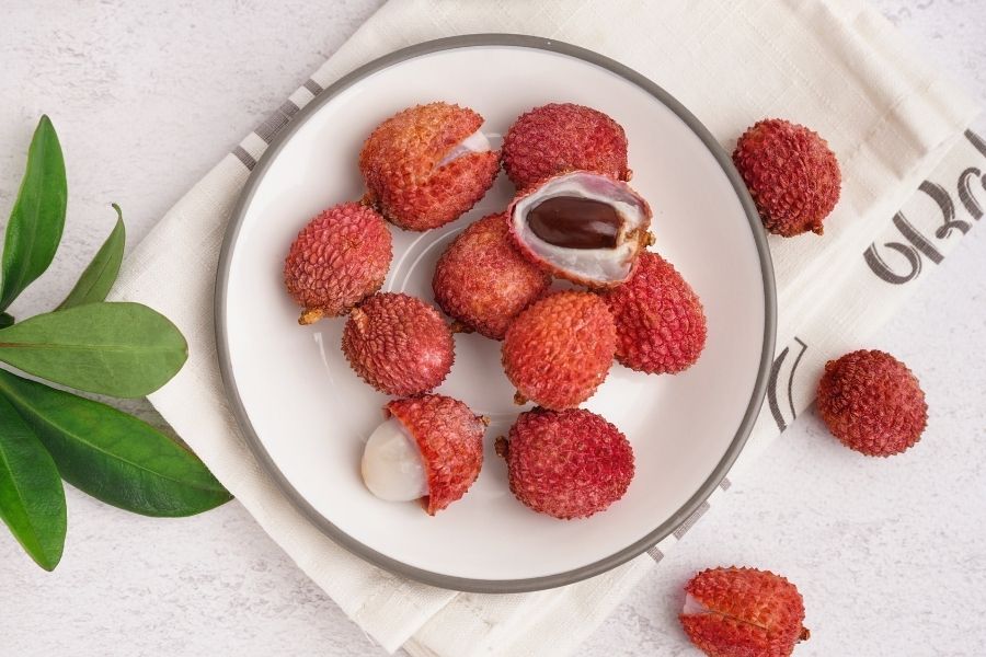 Để ăn vải không bị nóng, khó tiêu, bạn nên ăn vải sau bữa ăn chính