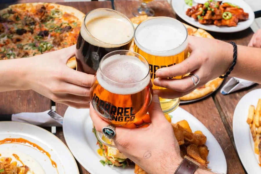 Da chảy xệ chùng nhão: Nguyên nhân do đâu, làm sao để cải thiện? 5 Ăn uống không đủ, đa dạng các loại chất hay uống nhiều bia rượu, hút thuốc sẽ khiến làn da lão hóa sớm, nhanh chảy xệ