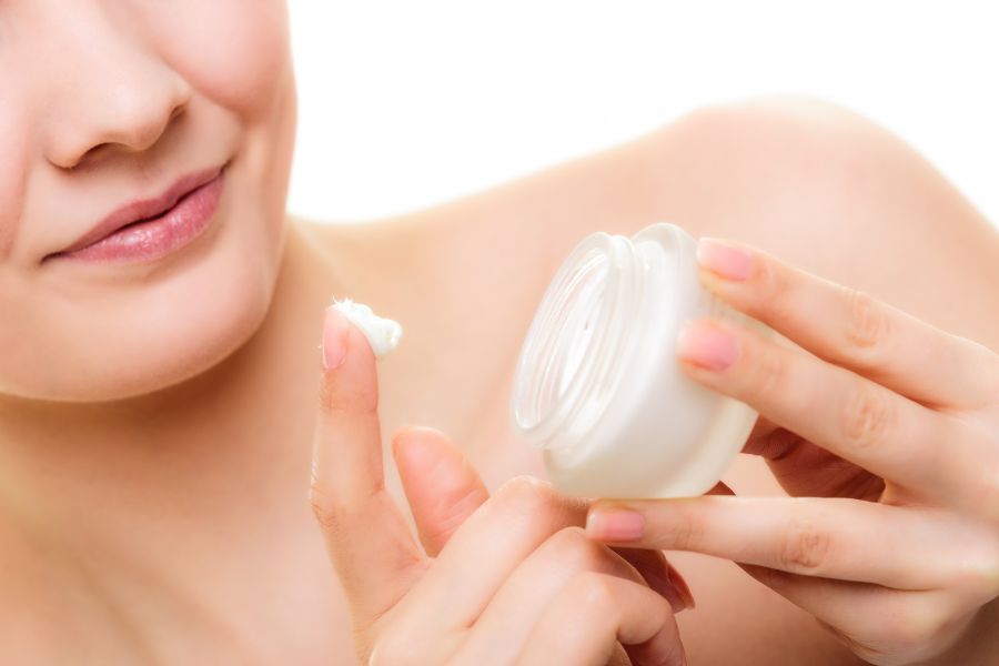 Nên đợi từ 5 - 10 phút để dùng sản phẩm tiếp theo sau khi thoa kem trị mụn