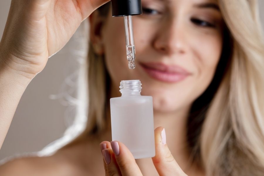 Serum giúp ức chế sản sinh melanin, làm mờ các vết thâm nám hiệu quả