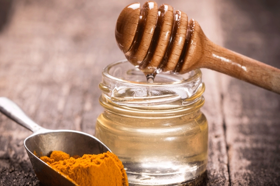 Sự kết hợp giữa tinh bột nghệ và mật ong có nhiều tác dụng chăm sóc sức khỏe toàn diện từ bên trong, bôi nghệ với mật ong có tác dụng gì