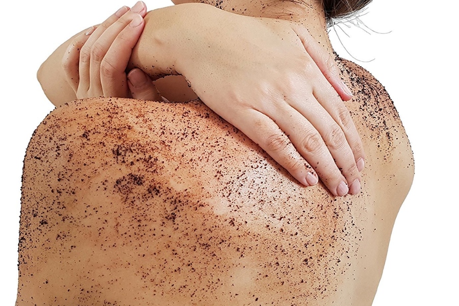 Cách chữa viêm nang lông ở lưng với bã cà phê