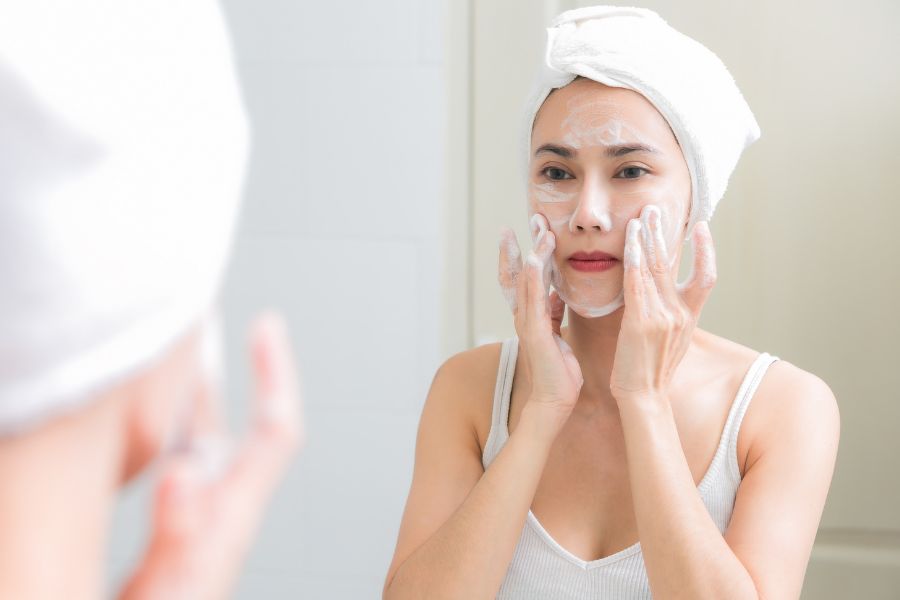 Vì sao dùng sữa rửa mặt bị nổi mụn? Cách xử lý khi bị dị ứng 3 Dùng sữa rửa mặt nhiều lần trong ngày là một trong những nguyên nhân gây mụn