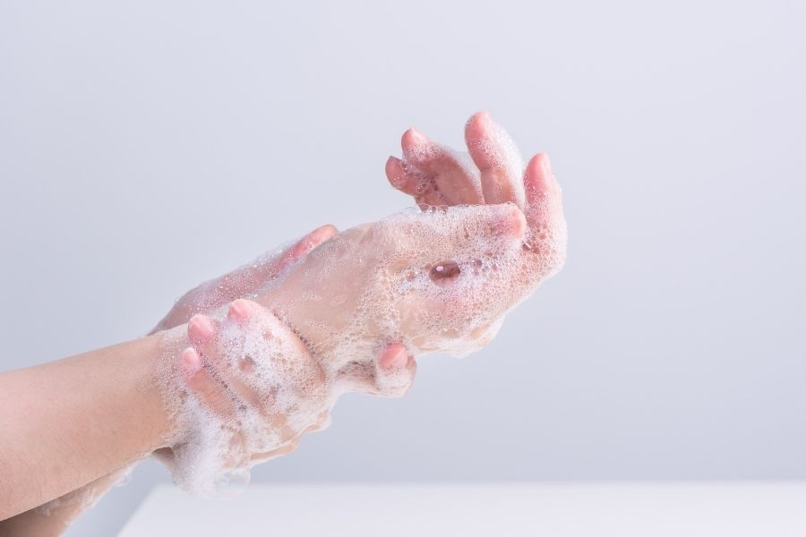 Rửa tay sạch trước khi rửa mặt