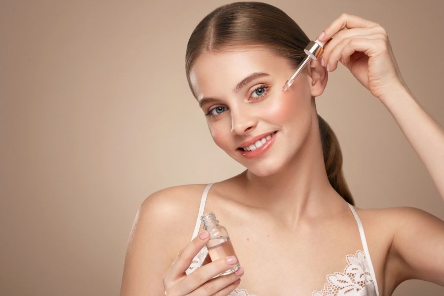 Thoa serum và massage da nhẹ nhàng để serum thẩm thấu tốt nhất