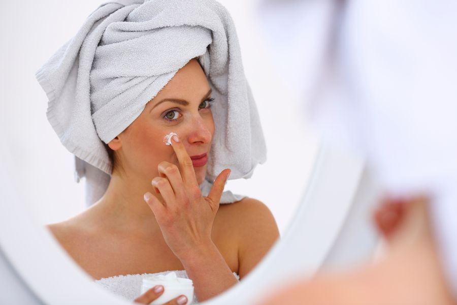 Nên chọn những loại kem dưỡng ẩm có kết cấu mỏng nhẹ cho da bị mụn 