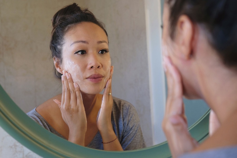 Da dầu mụn nên tẩy tế bào chết mặt mấy lần 1 tuần? Da dầu mụn nên tẩy da chết khoảng 2-3 lần/tuần tùy thuộc vào mức độ đổ dầu nhờn và tình trạng mụn da dầu mụn nên tẩy tế bào chết mặt mấy lần 1 tuần