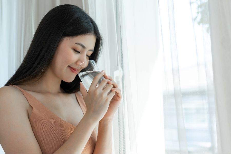 Uống nước muối pha loãng trước khi ăn vải giúp tránh tình trạng bốc hỏa