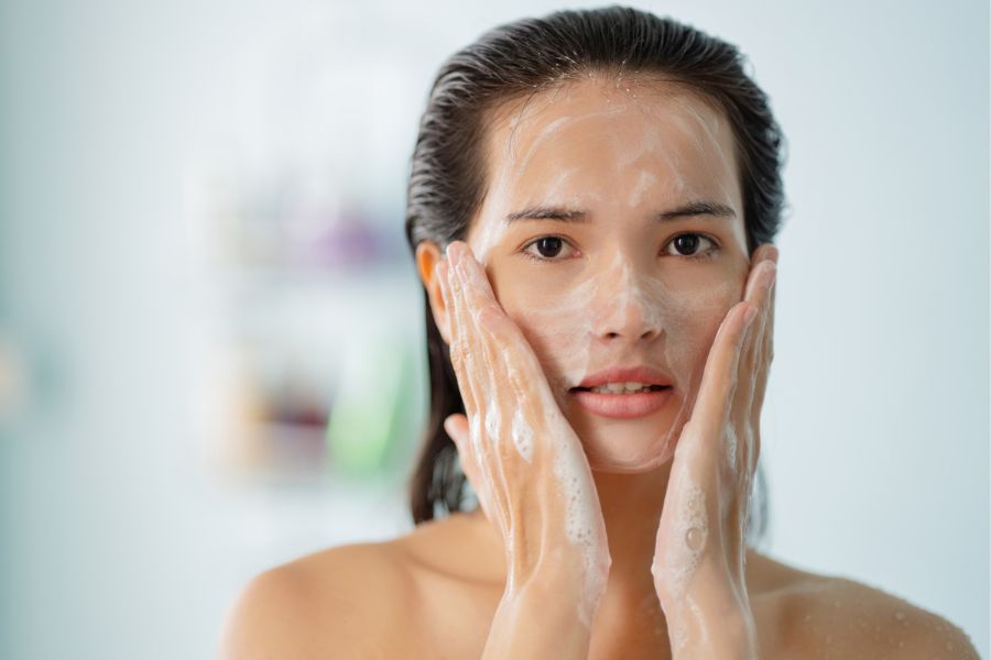 Vì sao dùng sữa rửa mặt bị nổi mụn? Cách xử lý khi bị dị ứng 2 Nên tạo bọt kỹ khi rửa mặt để tránh mụn phát triển
